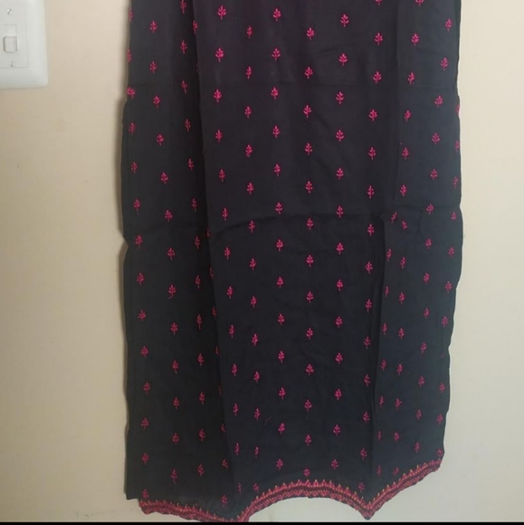 Women's Embroidered Kurta - Picture 4 of 4